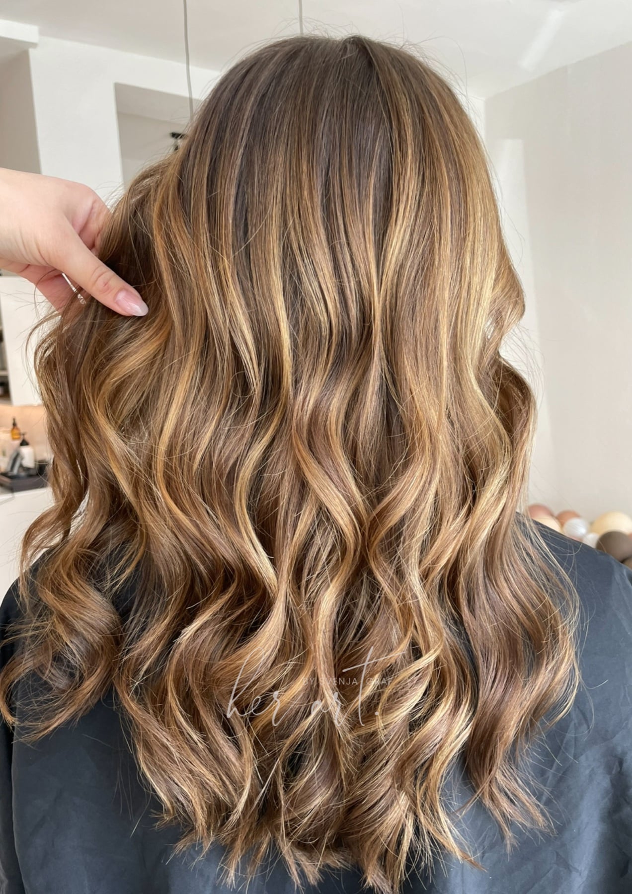 Caramel Balayage mit weichen Wellen bei her art. Mannheim