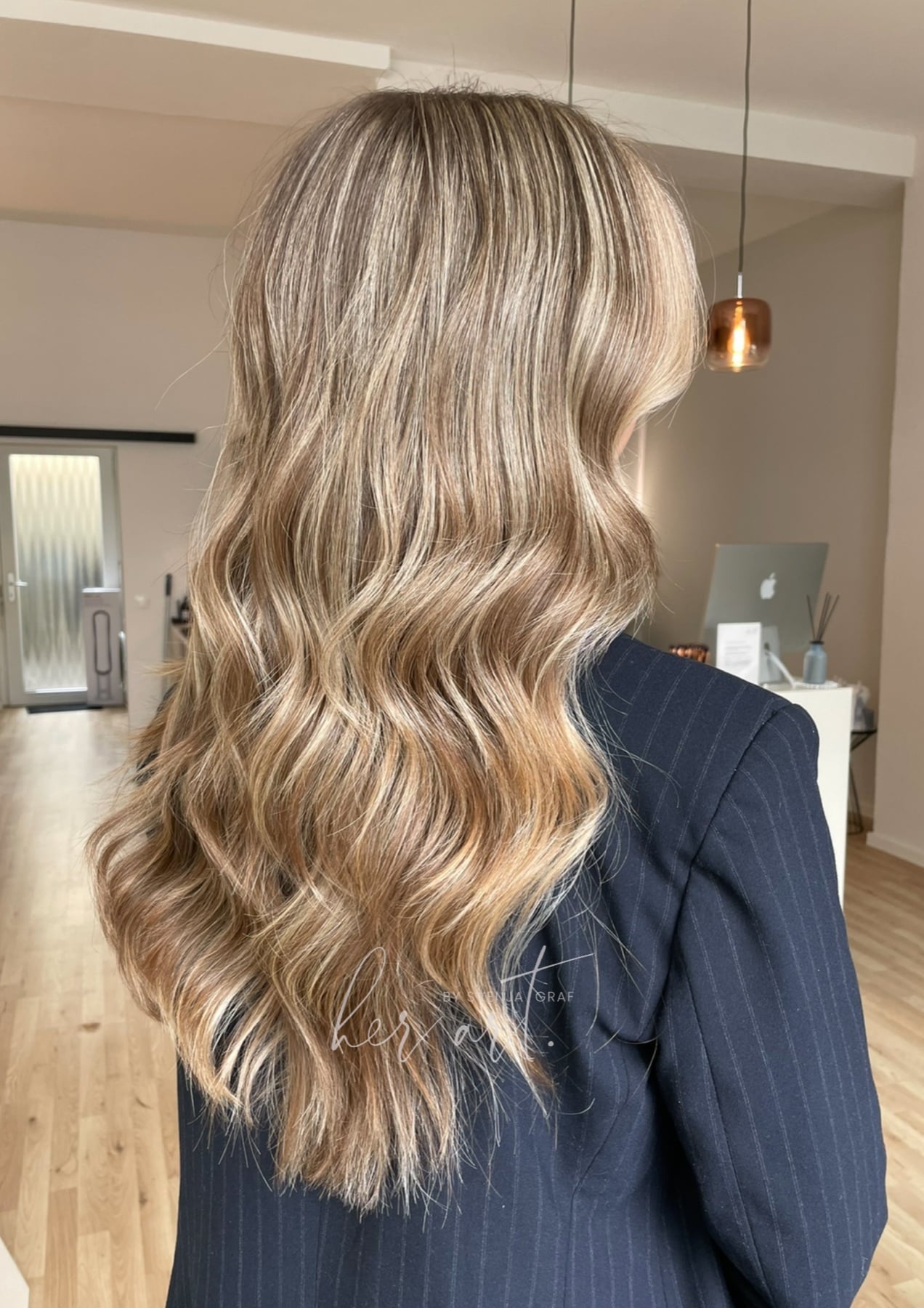 Natürliches Beige-Blond mit glänzendem Finish
